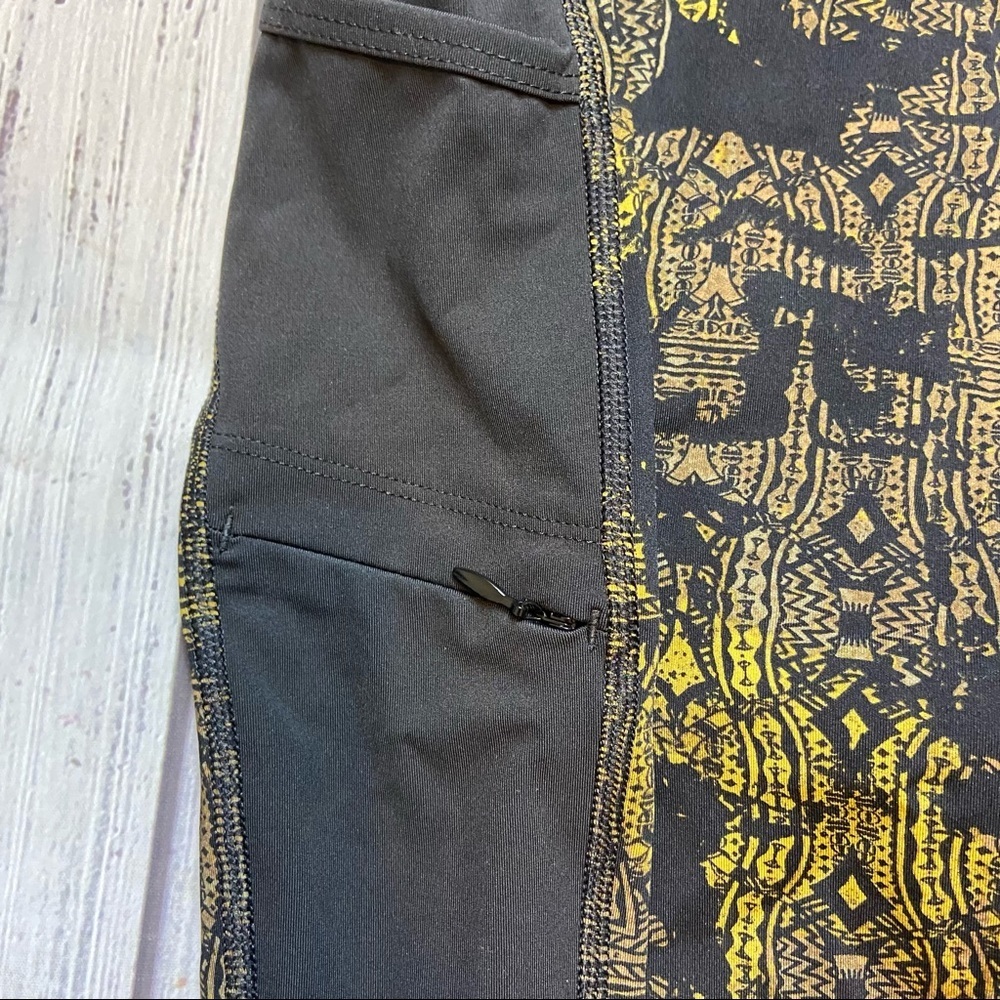Lole Burst Black and Gold Print Ankle Leggings. Size Small. EUC - Picture 6 of 13